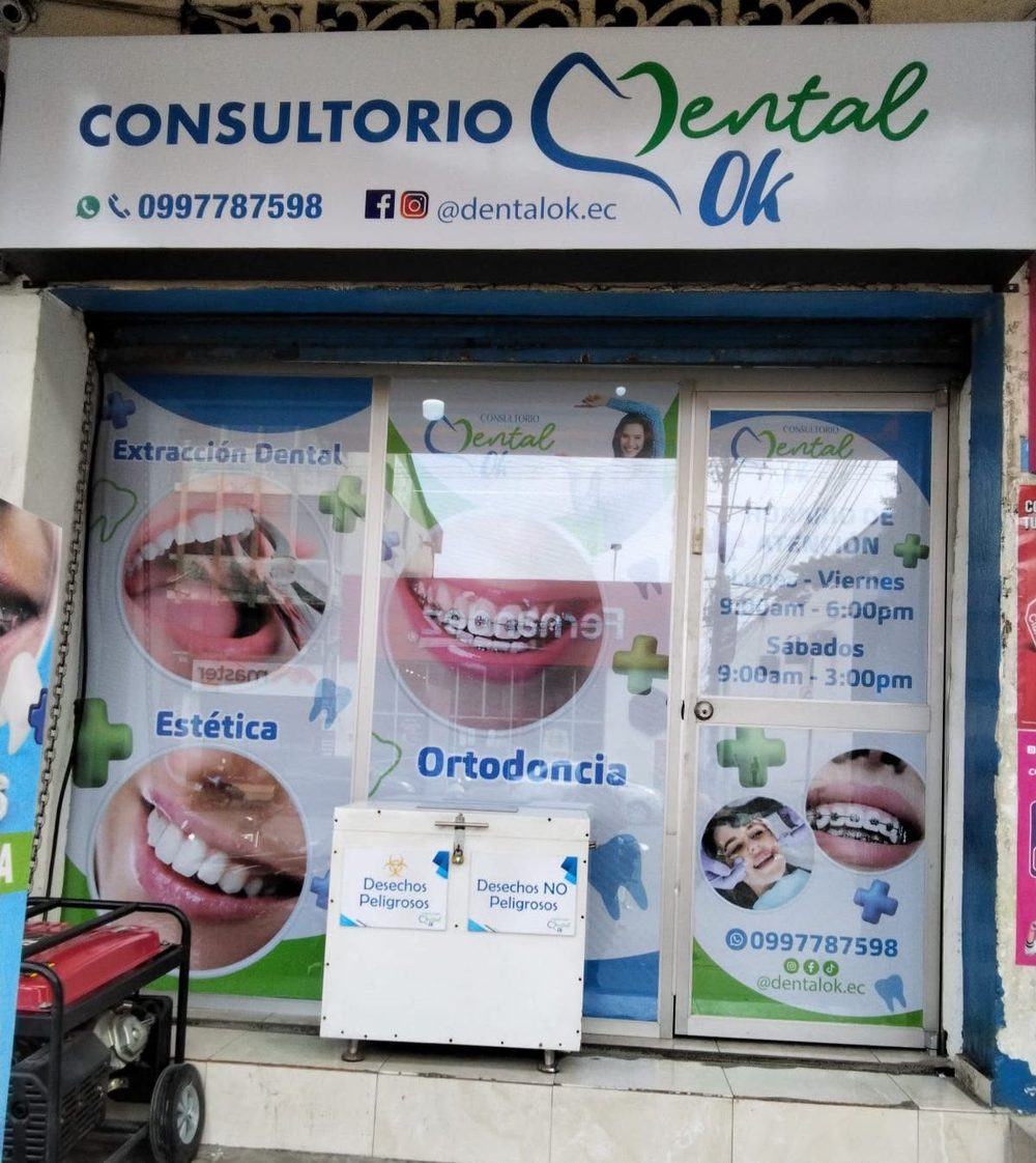 Fachada del Consultorio Dental OK en Durán, con letrero, horario y vitrina de servicios