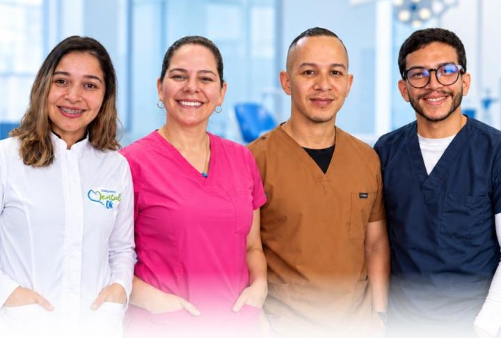 Equipo de Consultorios Dental OK: dos mujeres y dos hombres con uniforme odontológico en el consultorio