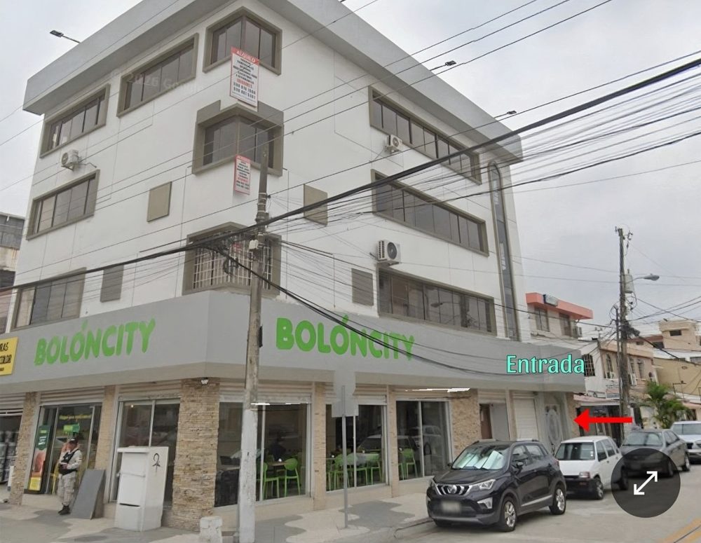Edificio del Consultorio Dental OK en la Garzota, con el local Bolóncity en planta baja y la entrada señalada a la derecha